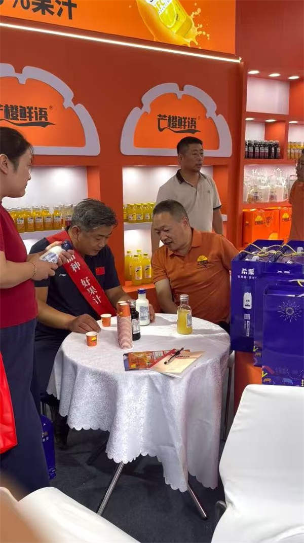 图片 4芒橙鲜语葡萄汁、苹果汁,芒果橙复合果汁三大新口味精彩亮相 图片 4芒橙鲜语葡萄汁、苹果汁,芒果橙复合果汁三大新口味精彩亮相